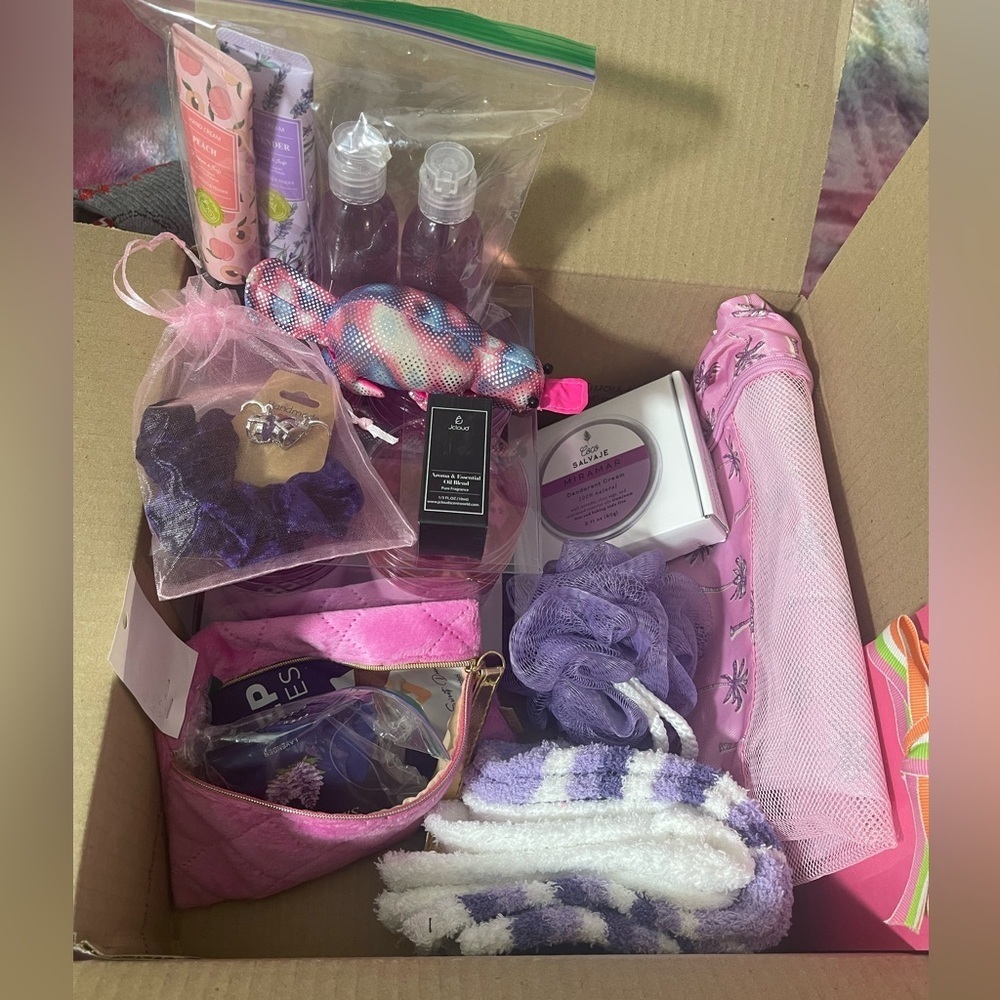 LARGE Amazon BEAUTY Box, Brand NEW 📦 🔥 NO JUNK, NO used products, 5 ⭐️ rating!‍ - Picture 7 of 16